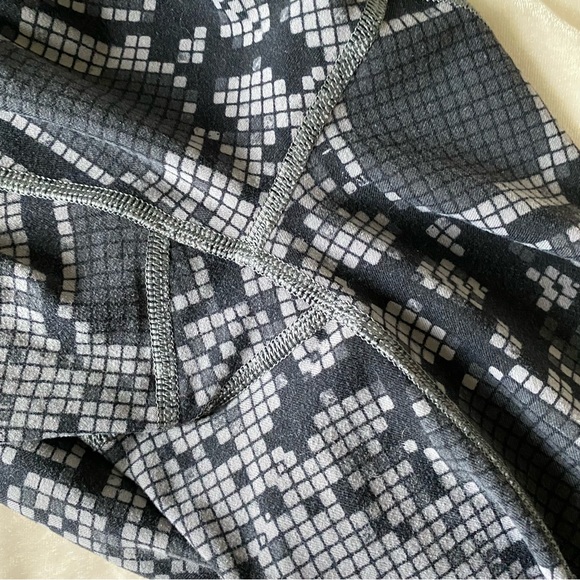 Lululemon WunderUnder Crop Legging Simply Ziggy Snake Deep Coal 6 - Picture 9 of 13